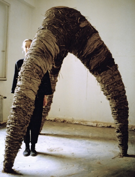 "Dreibein", 1988, Rike Kalsse, Kunstakademie Düsseldoer, B:2m, T:2m, H:2,5m, Holz, Stroh, Ton